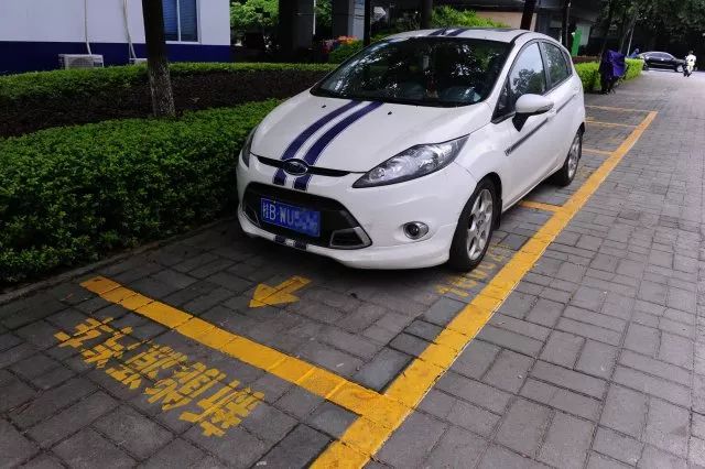 停车位也有身份 车辆非法占用新能源汽车车位