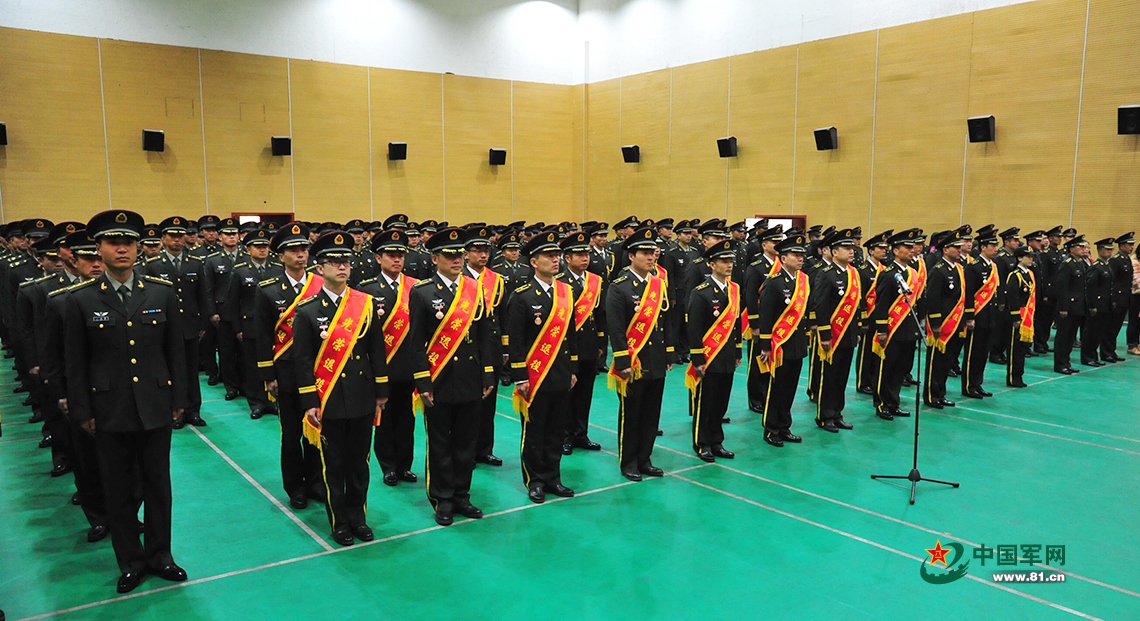 最后一次军礼!某特战旅30余名转业干部向军旗告别|陆军|转业|军旗_新浪新闻