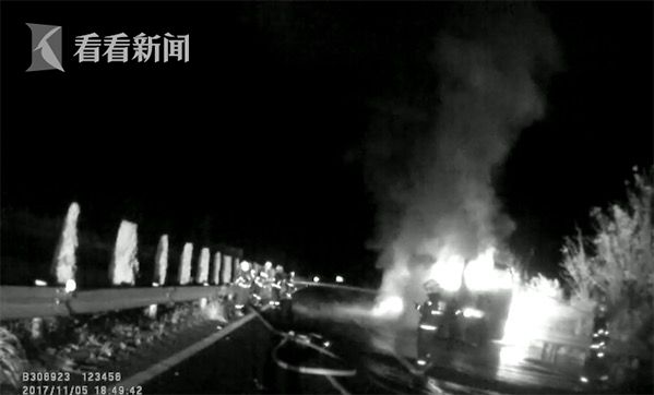 视频|旅游大巴行驶途中自燃 男子竟造谣称乘客