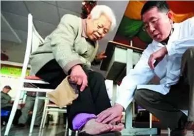 血管堵没堵,弯腰摸这里就知道!这个小动作,能把