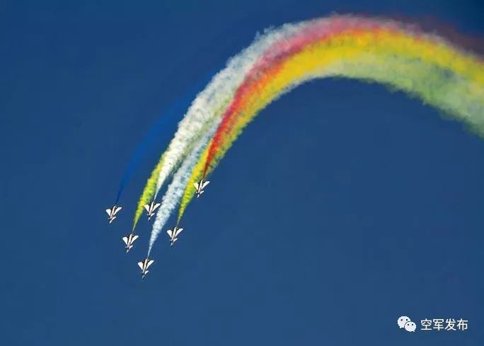 海外华人在迪拜看空军飞机:从来没像现在这样