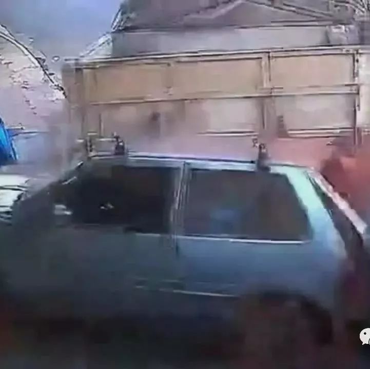 视频精选丨感觉大货车要出事，男子赶紧躲进屋里，可还是低估大货车的威力！
