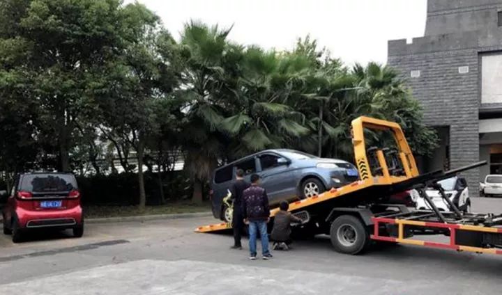 停车位也有身份 车辆非法占用新能源汽车车位