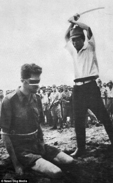 罕见照片再次揭示二战日军暴行 用刺刀挨个捅被枪杀英军战俘确保其死亡|印度|战俘|日军_新浪新闻