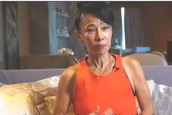 裸捐56亿，周润发宠妻30年却膝下无子，直到妻子落泪才道出真相
