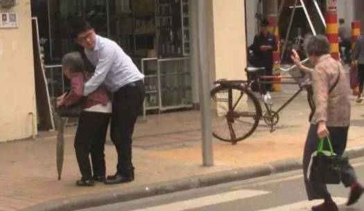 谢谢你!病人危急,救护车被堵路上…这位外卖小