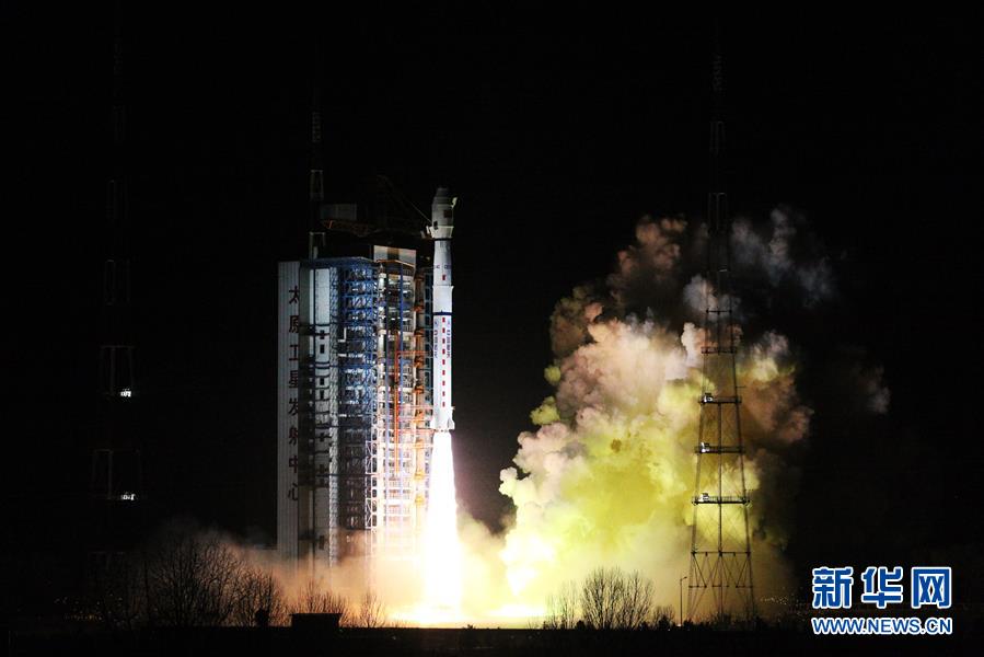 11月15日2时35分，我国在太原卫星发射中心用长征四号丙运载火箭，成功将“风云三号D”气象卫星发射升空，卫星顺利进入预定轨道  新华社/张宏伟 摄