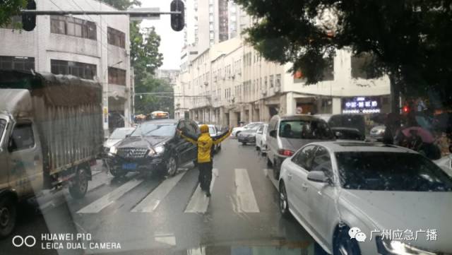 谢谢你!病人危急,救护车被堵路上…这位外卖小