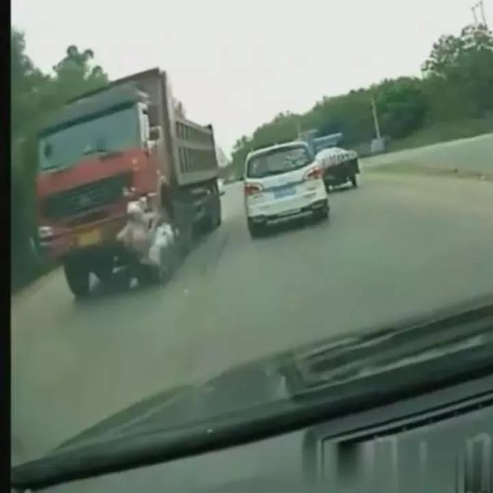 视频精选丨太惨了！实拍农民工骑摩托返乡途中逆行，遭遇大货车碾压！