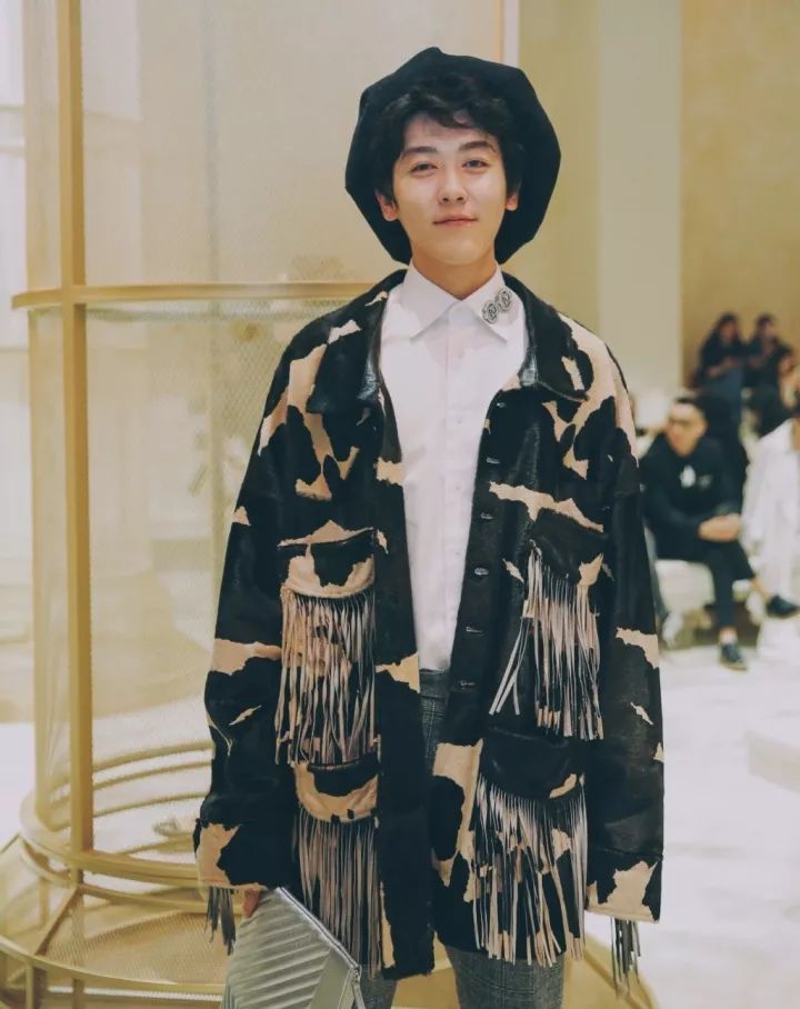 【夜问idol 】 自认油腻男，最想采访马云，papi酱都说羡慕他，《奇葩说》之外的姜思达还这么奇葩吗?|奇葩说|PAPI酱|马云_新浪新闻