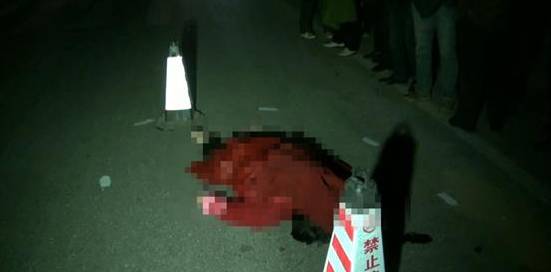 子在夜晚被轿车当场撞死,车祸原因很多建湖人