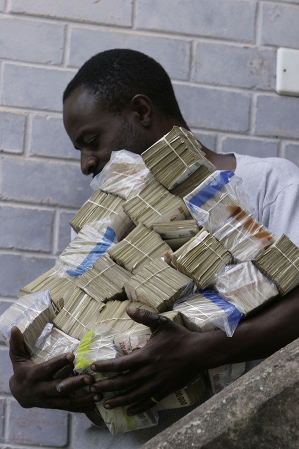 2008年3月5日，津巴布韦哈拉雷，一名男子手捧现金。 东方IC 图