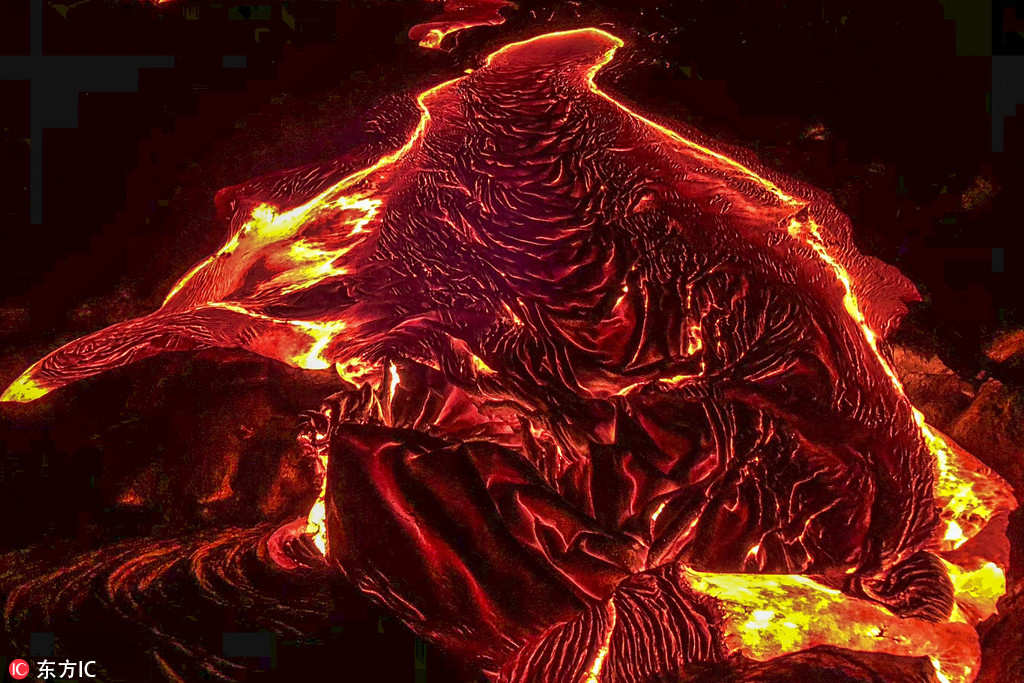在美国夏威夷近距离观光火山岩浆 感受火热的