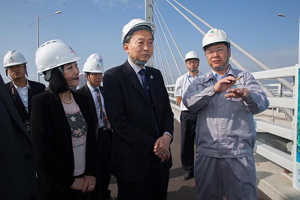 日本前首相鸠山由纪夫参观港珠澳大桥|海底隧