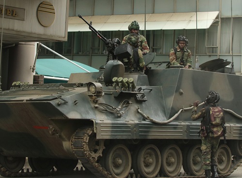 军人和装甲车16日在哈拉雷的议会外驻守（路透社）