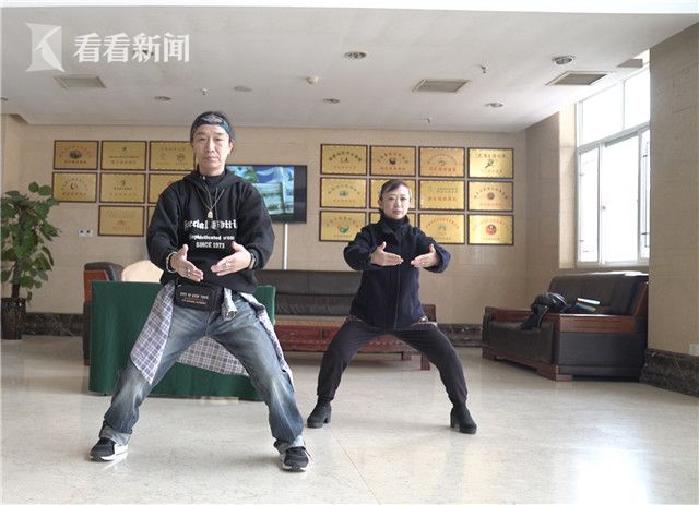 青木嘉教和妻子练习太极拳 独家视频|探秘太极村:世界各地来“朝圣” 村民盖房值千万