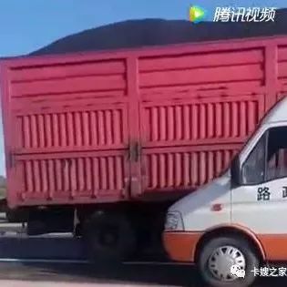 这是什么情况，竟有这么多百吨王从路政交警面前开过？