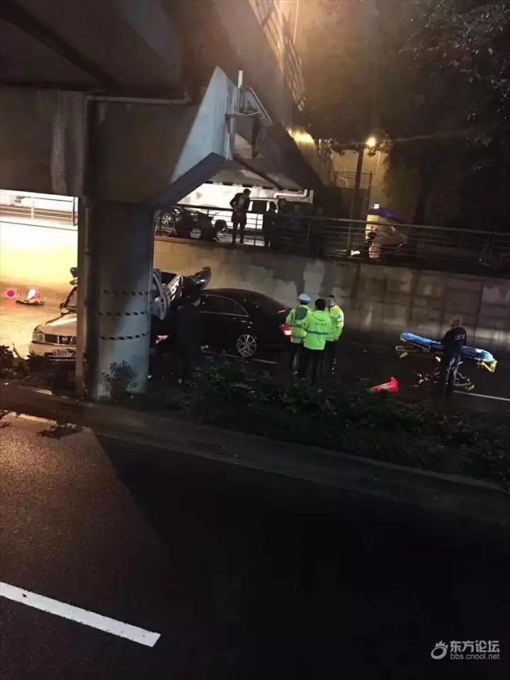 今天凌晨,琴桥下,奔驰男疑似醉驾,撞翻警车压到