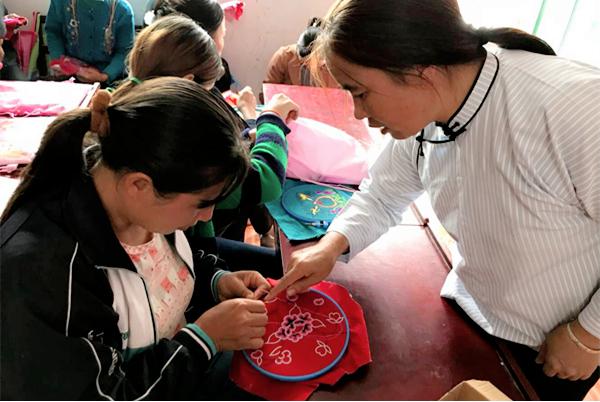 头】昂首阔步走在脱贫攻坚道路上|黔西南州|黔