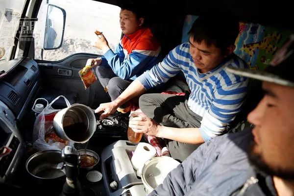 蒙古国卡车司机往中国送煤,在路上就要堵一周