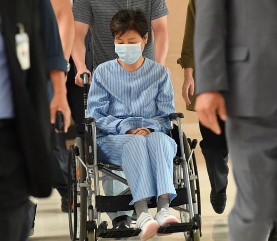  8月30日，朴槿惠坐轮椅住院