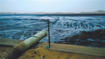 　　整治前 2014年8月，腾格里沙漠腹地，排污管把3.2公里外引出的工业污水直接排放到沙漠里。新京报记者 陈杰 摄