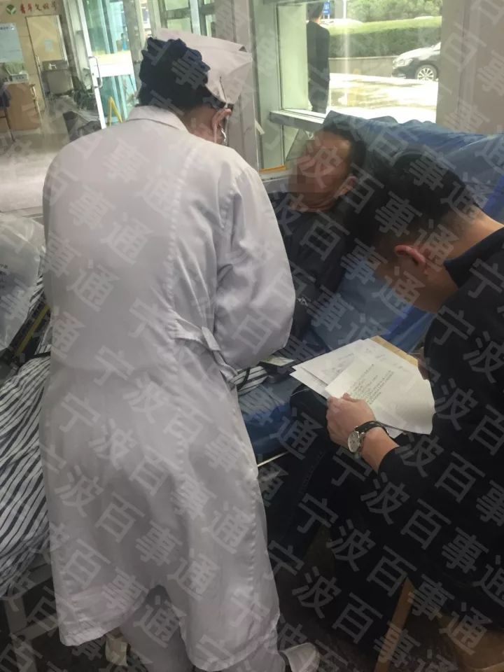 今天凌晨,琴桥下,奔驰男疑似醉驾,撞翻警车压到