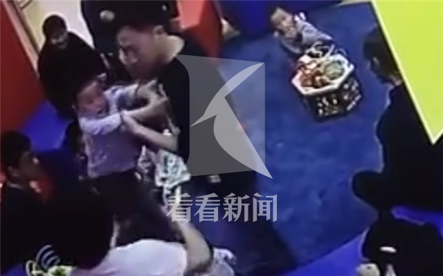 视频|两名幼儿因玩具打闹 一方父亲怒拎对方孩