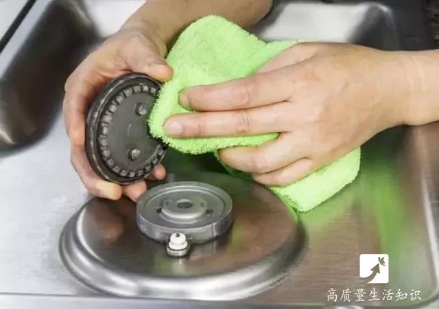 煤气灶每天擦还是脏?用这个方法,一个月都不用