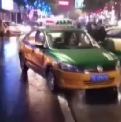 出租车后退加油将拦路白车撞飞 引路人驻足围观