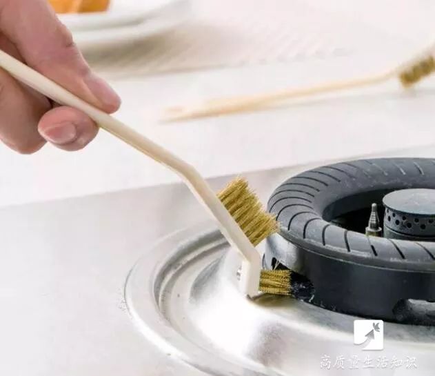 煤气灶天天擦还是天天脏?教您一绝招,灶台油污