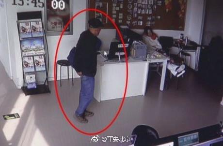 老汉早出晚归偷手机 被抓回应：岁数大了一身病