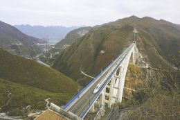 一列试运行动车经过沪昆高铁贵州段北盘江特大桥 CFP图
