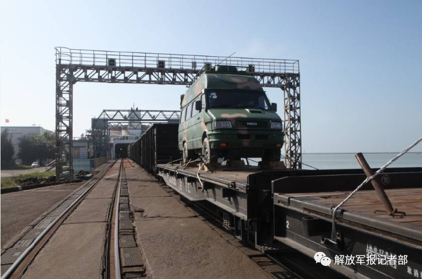 军列跨海!琼州海峡铁路轮渡首次组织平车跨海军事运输