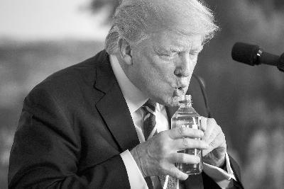  特朗普在白宫就“亚洲行”发表讲话时，口渴难耐拿起一瓶水“狂饮”。