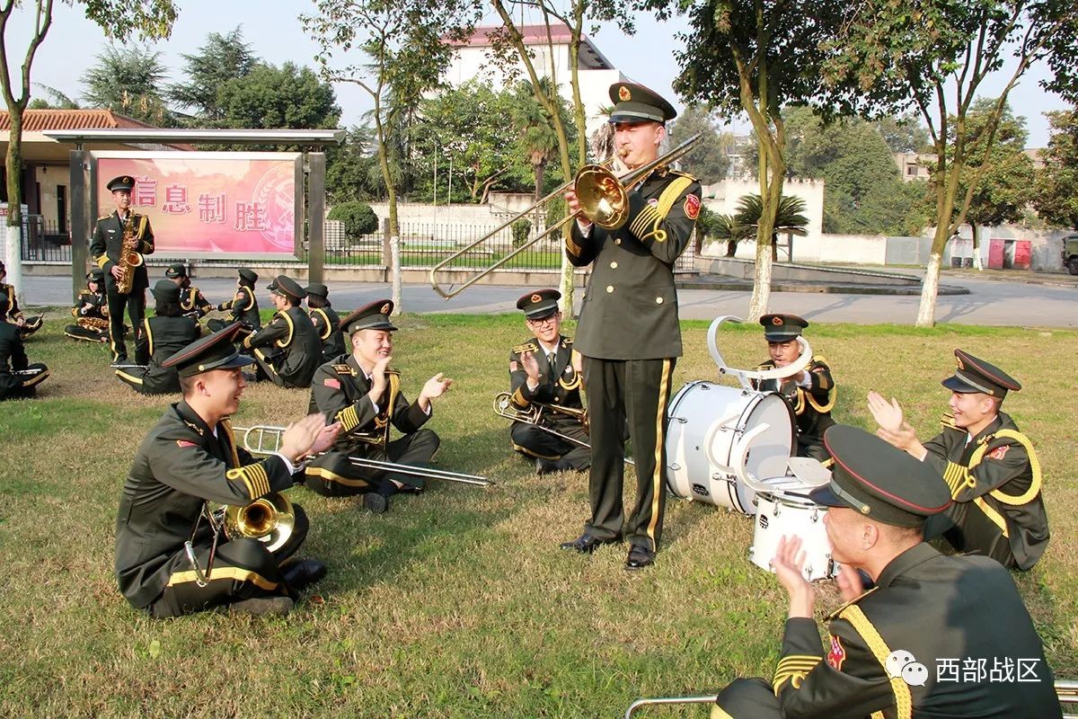 为什么该部曲子的和声多次出现声部超越，是否能帮我解答？