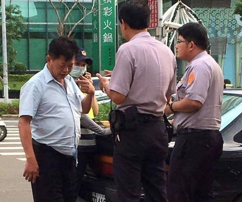  林昭锜（左）今年6月酒驾不愿配合警方酒测。图片来源：台湾《联合报》