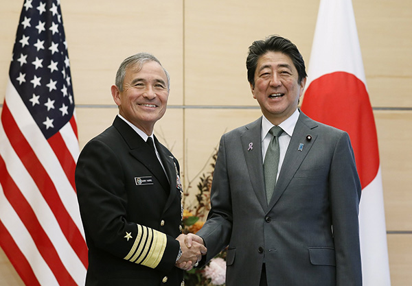 日本首相安倍晋三16日在首相官邸与美军太平洋司令部司令哈里斯举行会谈。东方IC 图