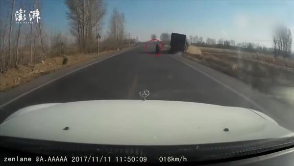 避让变道电动车致车侧翻，车主称不追责