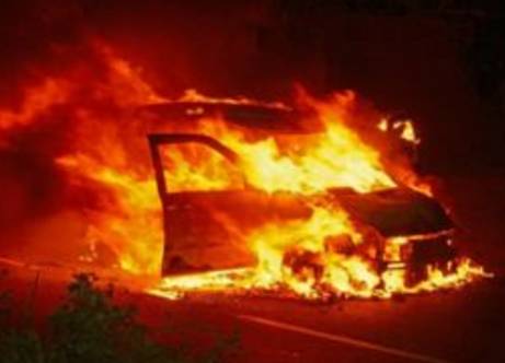 【突发】中原街一辆私家车发生自燃,现场火势