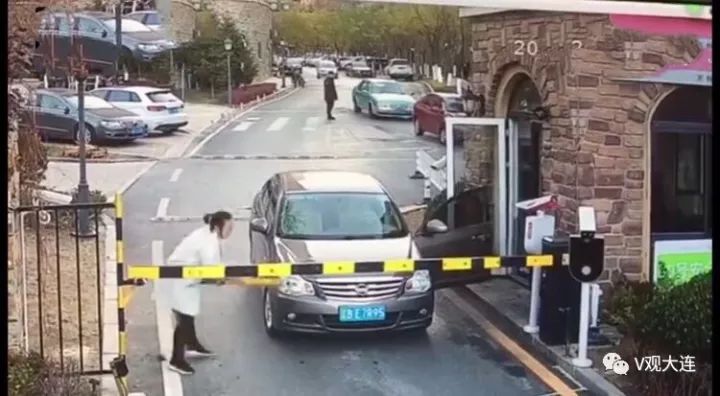 物业堵门收费,女车主砸断起落杆,大连一小区停