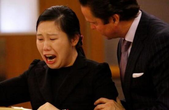 陈轶婧(左)在庭上声泪俱下的陈述，律师杰克森在旁安慰。
