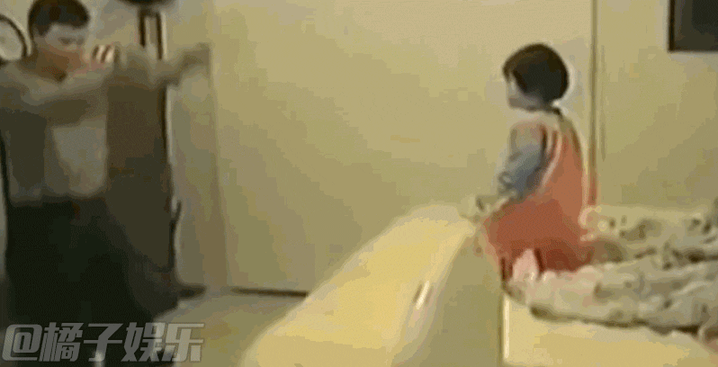 【gif】爸爸们带娃会怎样?不知道心疼爸还是心疼娃.