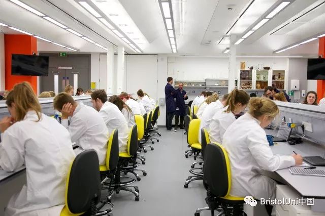 99%的英国留学生都分不清这些大学教师头衔