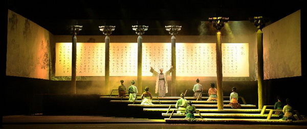 除了文坛领袖,这部话剧写了一个堪为官员典范