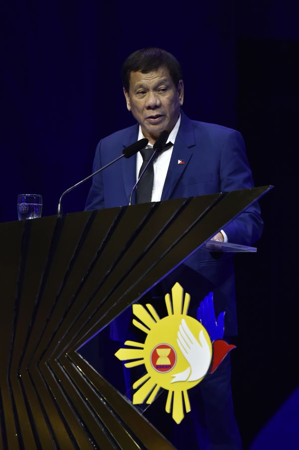 11月14日，在菲律宾马尼拉，菲律宾总统杜特尔特在闭幕仪式上讲话。第31届东盟峰会及东亚合作领导人系列会议14日晚间在菲律宾首都马尼拉闭幕，新加坡将为明年东盟轮值主席国。新华社发