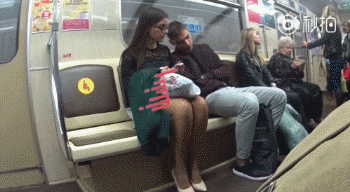 但谁知道小伙直接平躺,给姑娘吓得.