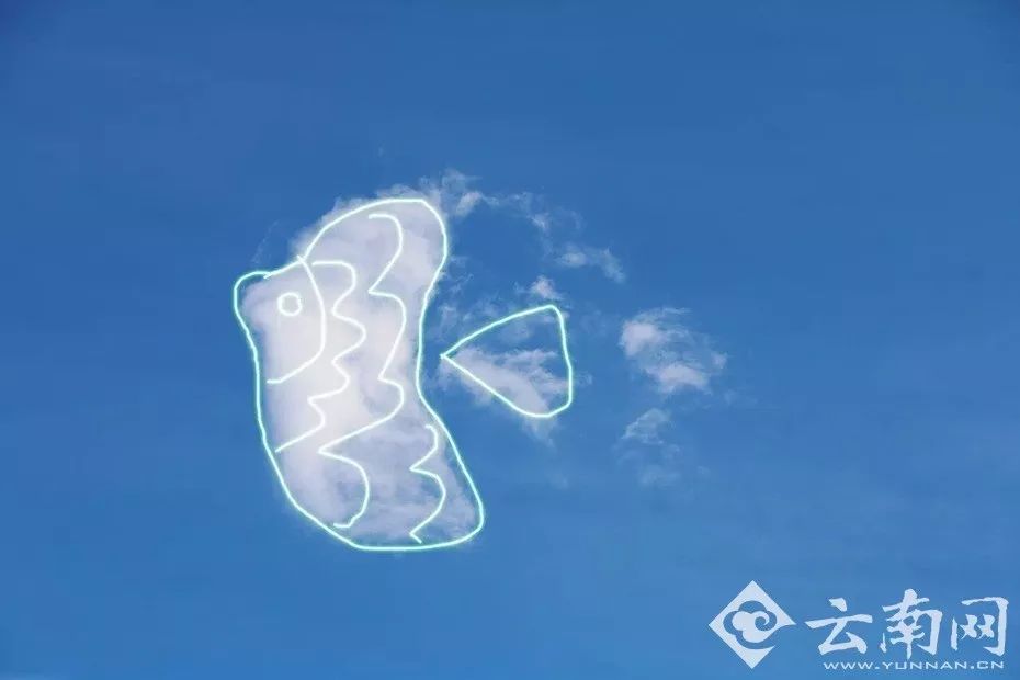 飞鱼在天 云南网了解到原图的作者是大理电视台的新媒体编辑李玲。 谈及在云上作画的初衷时,她说是前几日看见了丽江的飞碟云被网友们PS上了孙悟空后,觉得特别有意思,恰好大理的云朵也非常漂亮,所以她也想尝试用文字来简单描述云的形状,但最后还是用小软件在云朵上涂鸦了一些小动物,没想到也挺好看的。