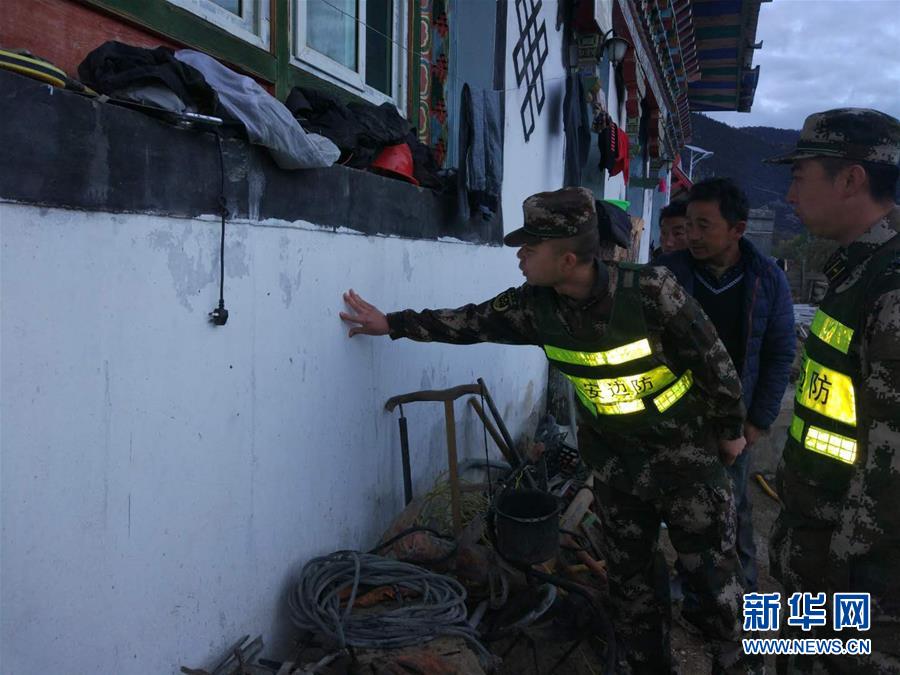 11月18日，林芝边防支队派镇边防派出所官兵在地震发生后，在辖区查看灾情（手机拍摄）。新华社发（刘鹏超摄）