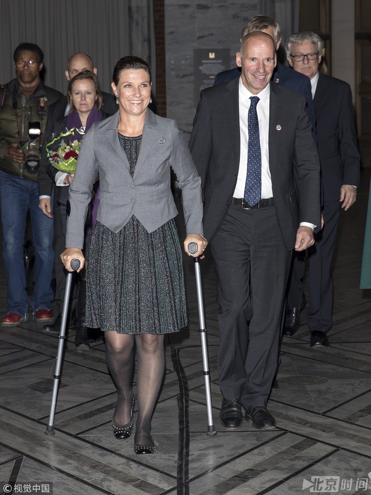 挪威公主拄拐杖出席活动笑容灿烂 因落马跌伤|拐杖|挪威|公主_新浪新闻